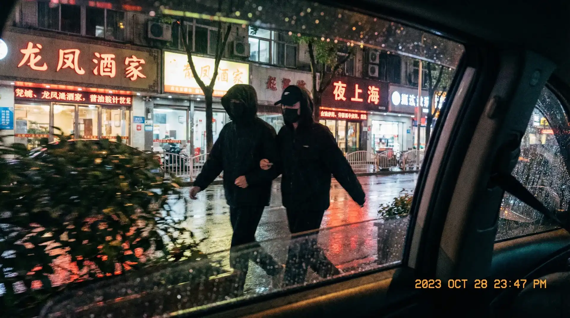 爆料专区 - 顶流明星深夜密会现场抓拍照片